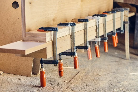 Holzbalken mit Schraubzwingen fixiert